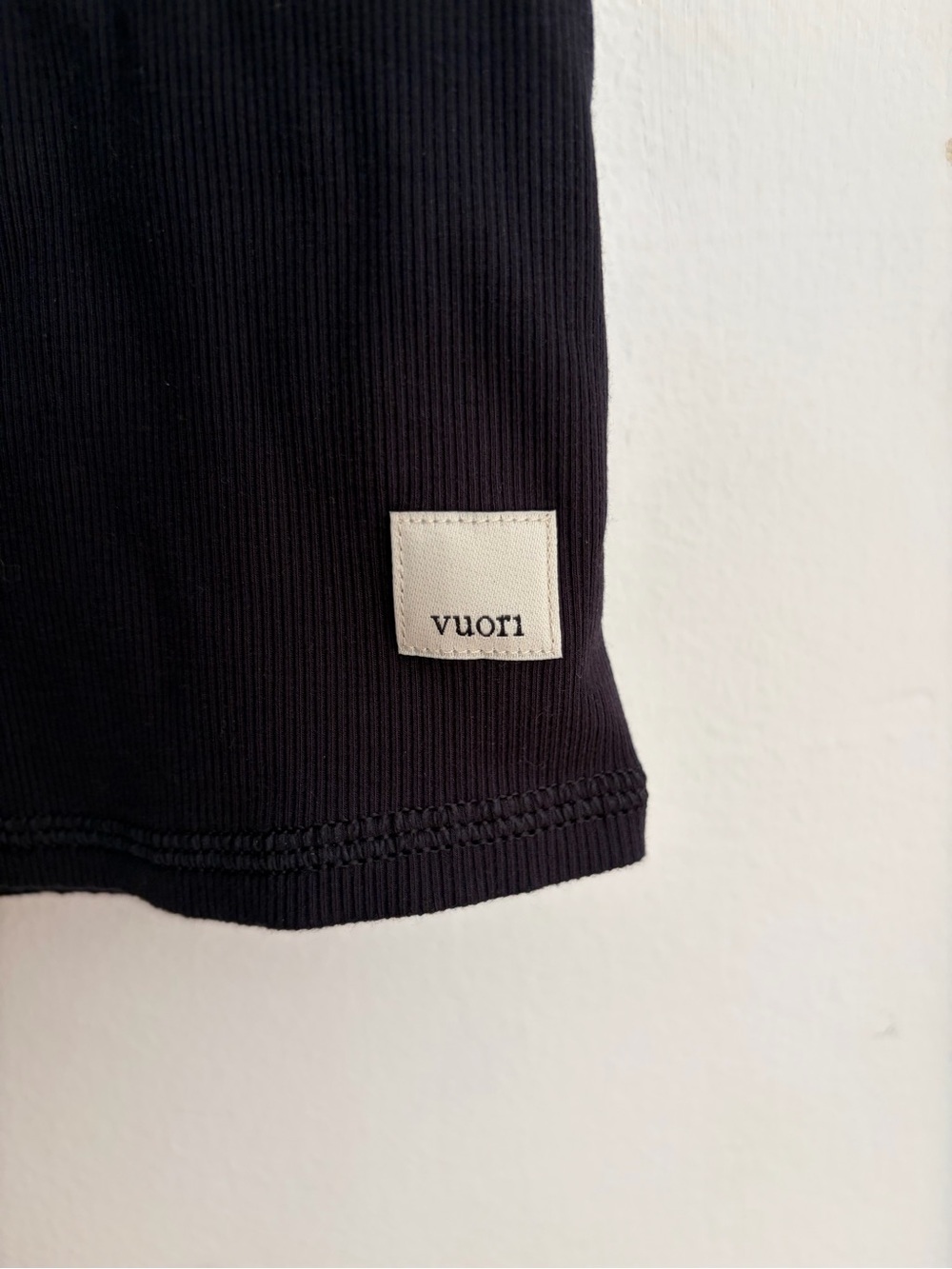 Vuori Women’s Pose Fitted Tee Black Ribbed Cropped Size Small VW169 - Picture 2 of 3